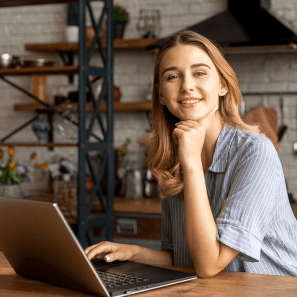 freelance digital marketer in malappuram, a women using the laptop